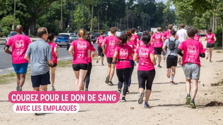Coureurs et coureuses portant le t-shirt rose des Emplaqués lors d'une course avec la mention "courez pour le don de sang avec Les Emplaqués" en dessous.